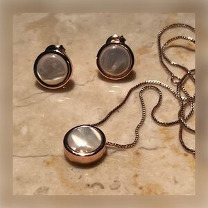 Set of Mother of Pearl Round Pendant Necklace and Stud Earrings in Rose Gold